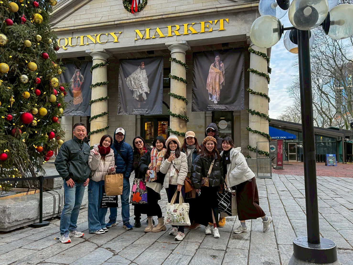 樂衍夥伴在 Quincy Market 前合照